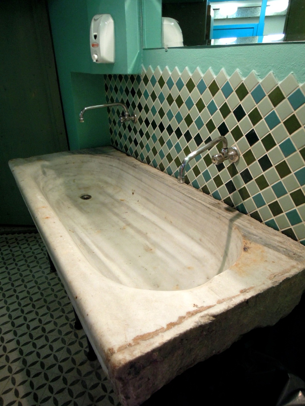 Big marble sink at Zencefil café