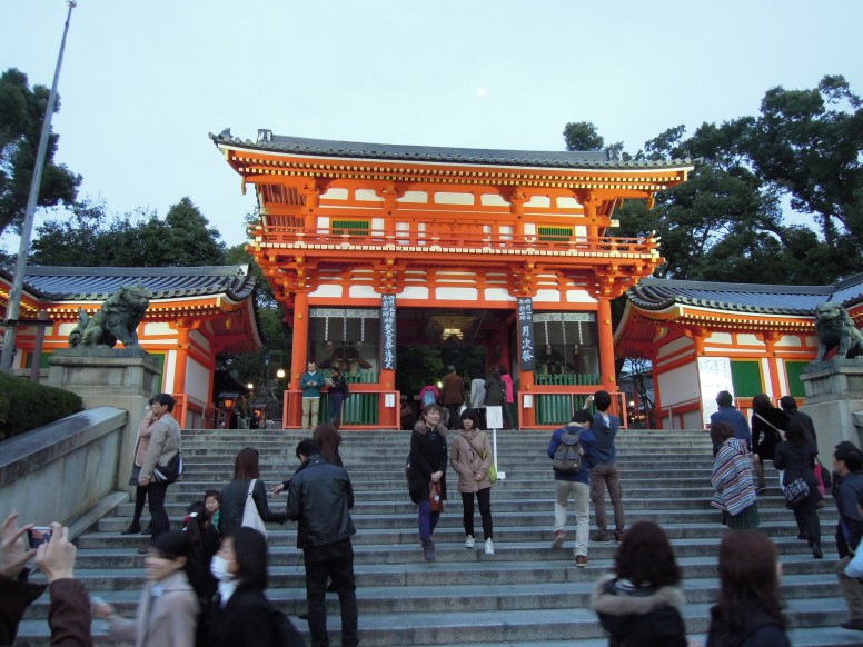 Entering Maruyama Park via the shrine.
